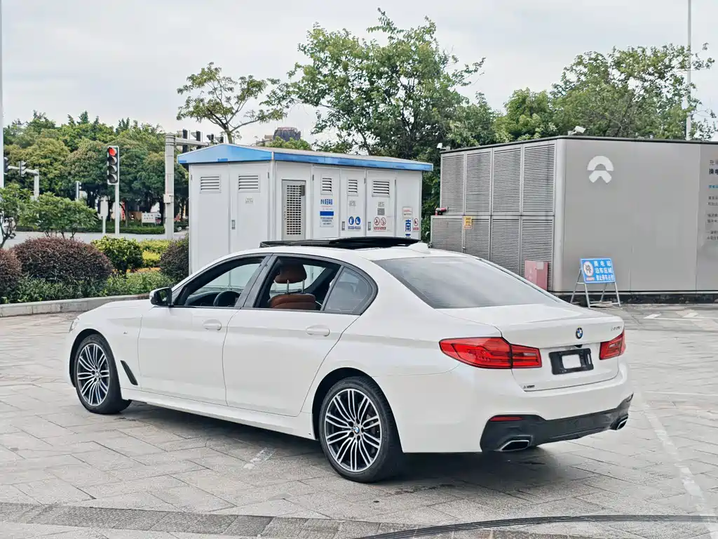 BMW 5 Series 2017 — фото 25