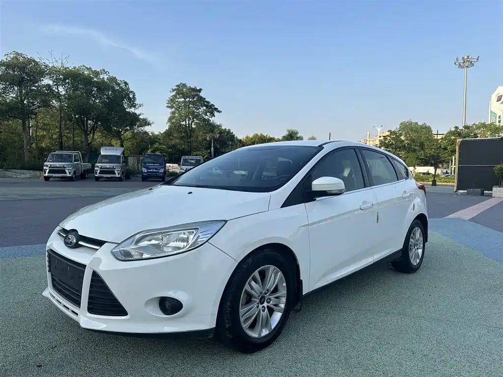 Ford Focus 2014 — фото 1