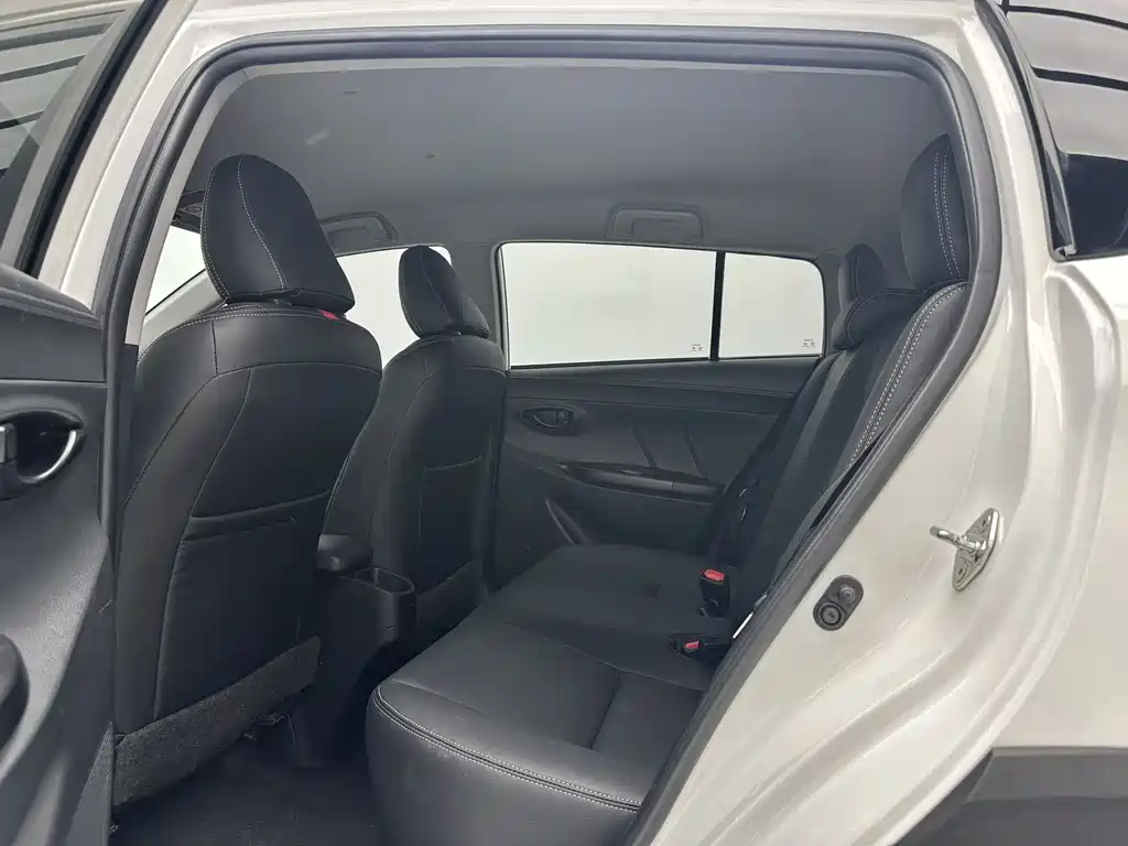 Toyota Yaris L 2022 — фото 6