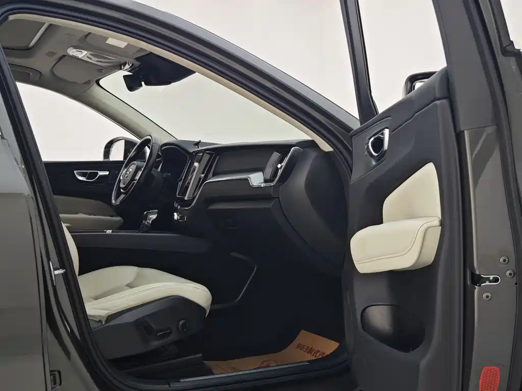 Volvo XC60 2018 — фото 24