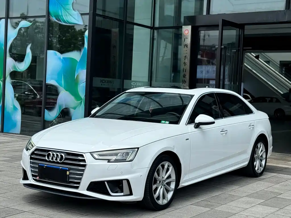 Audi A4L 2019 — фото 1