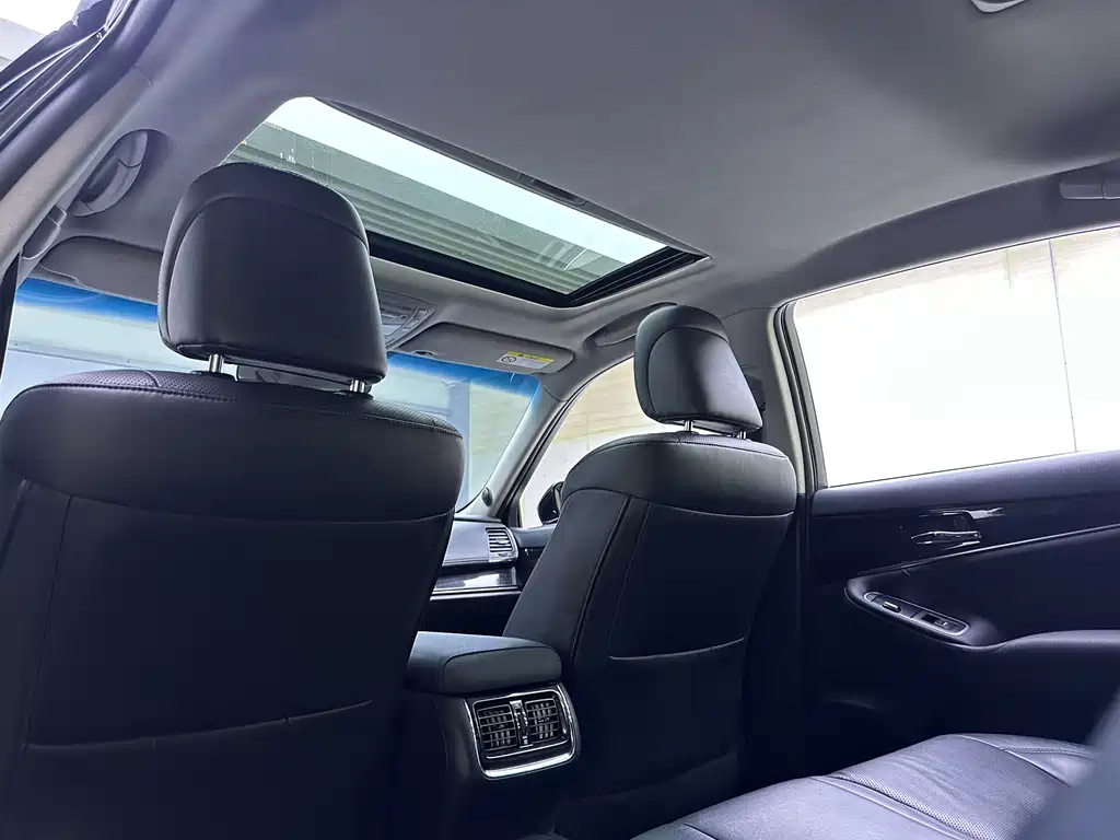 Toyota Crown 2017 — фото 12