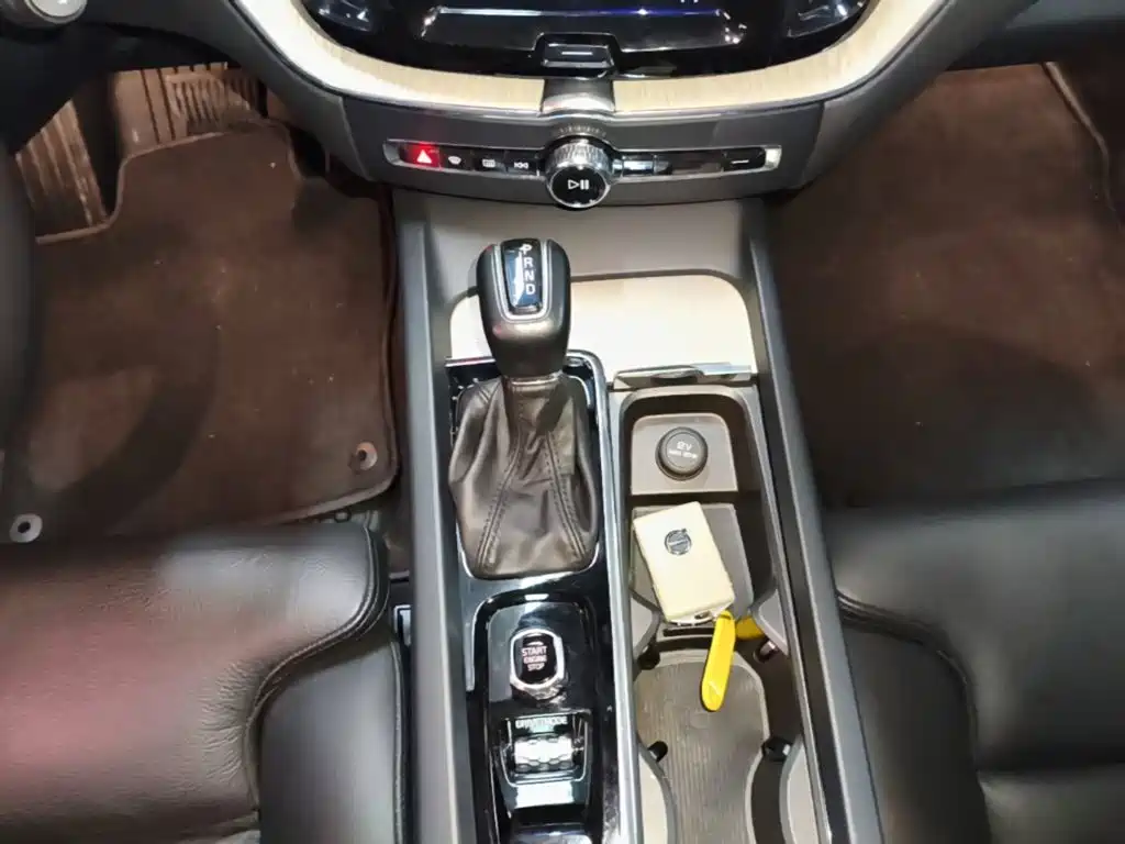 Volvo XC60 2019 — фото 14