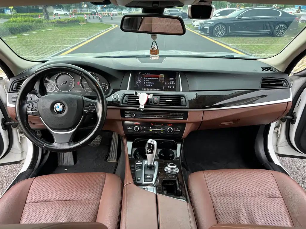 BMW 5 Series 2017 — фото 8