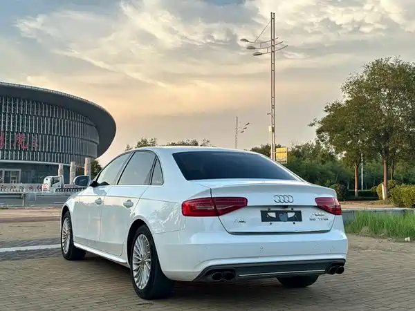Audi A4L 2015