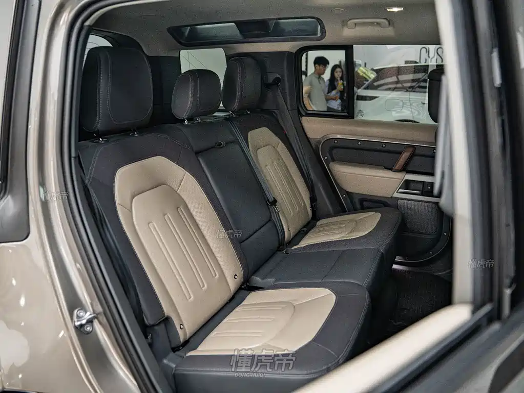 Land Rover Defender 2021 — фото 12