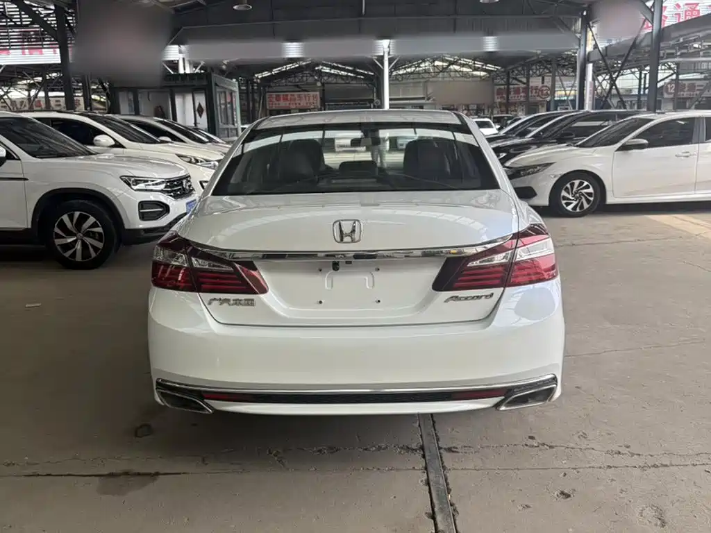Honda Accord 2017 — фото 16