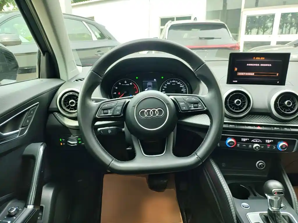 Audi Q2L 2025 — фото 11