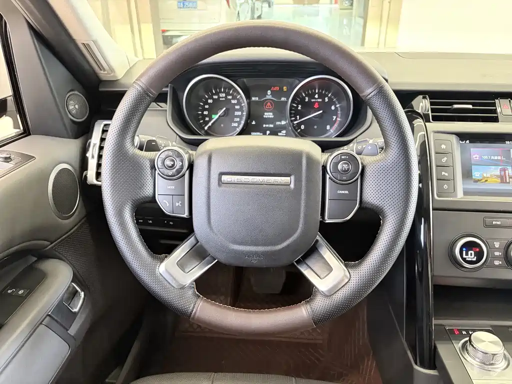 Land Rover Discovery 2017 — фото 12
