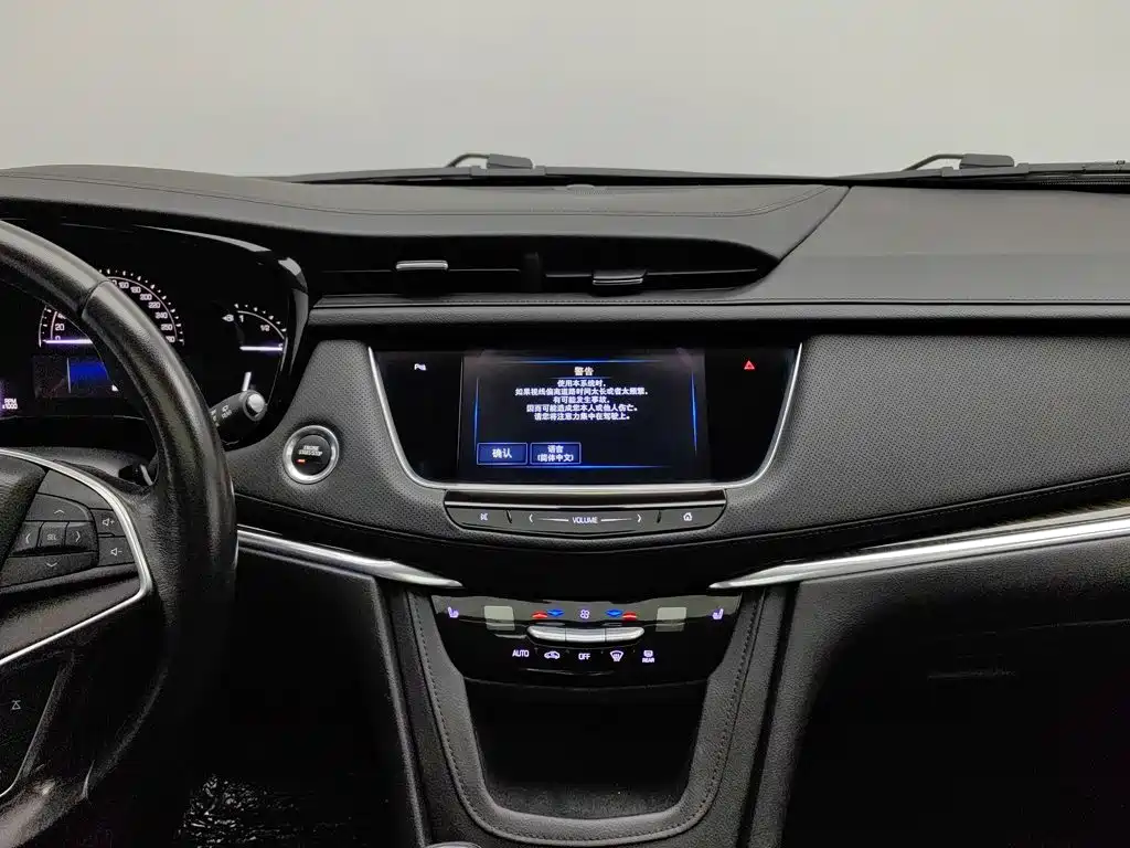 Cadillac XT5 2017 — фото 12