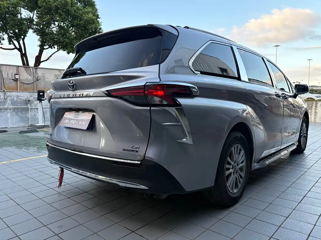 Toyota Sienna 2023 — фото 16