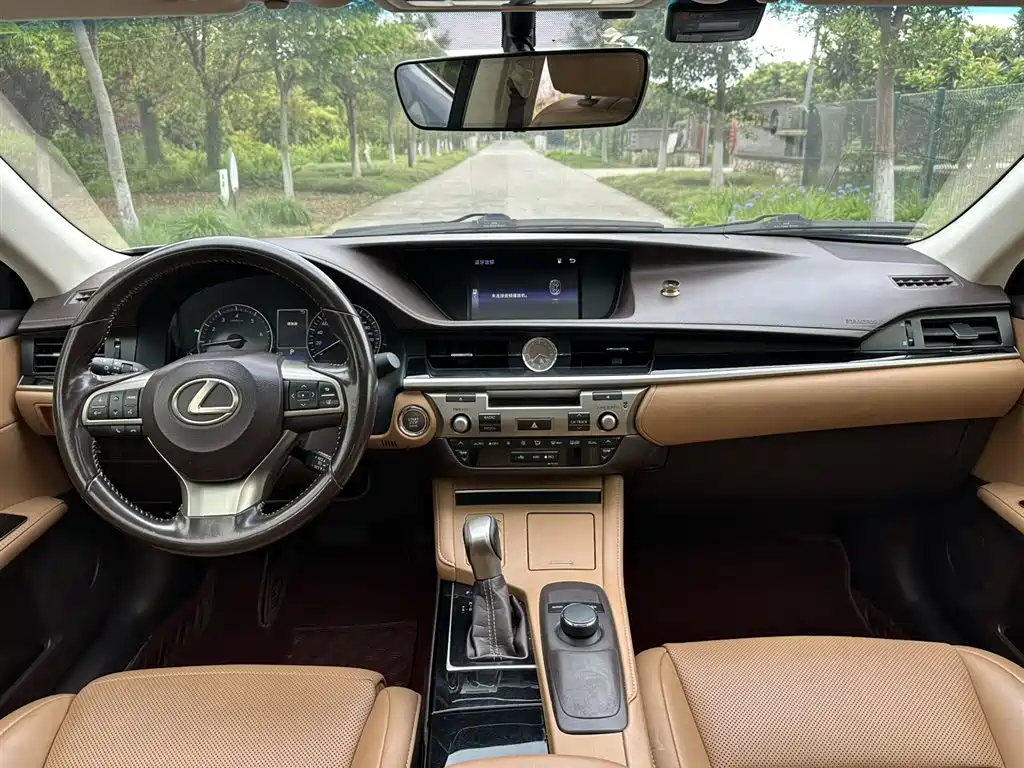 Lexus ES 2017 — фото 9