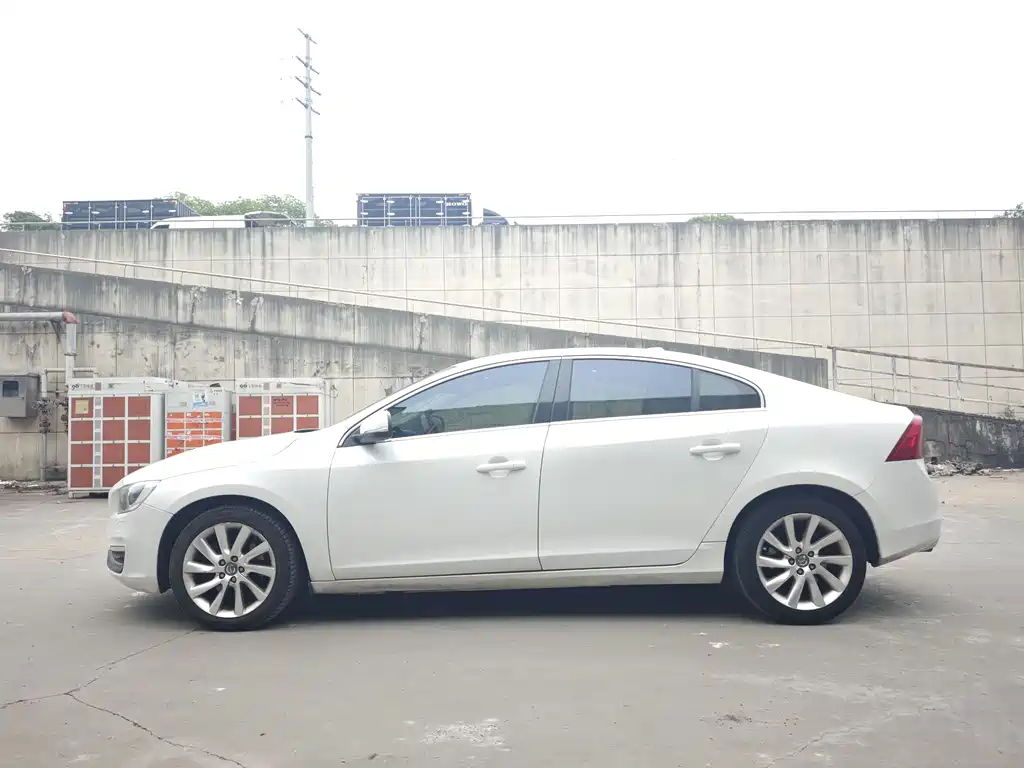 Volvo S60 2015 — фото 14