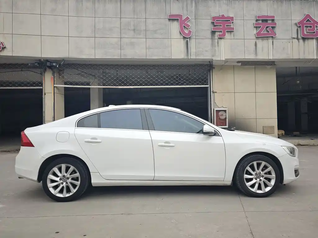 Volvo S60 2015 — фото 15