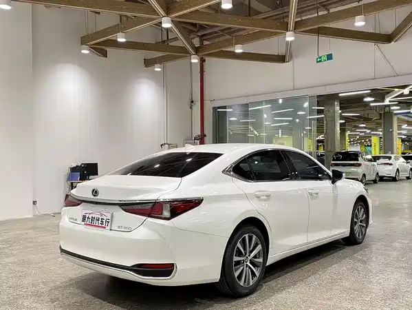 Lexus ES 2020