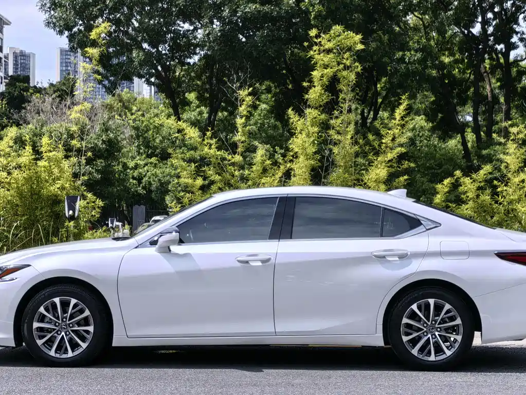 Lexus ES 2023 — фото 12