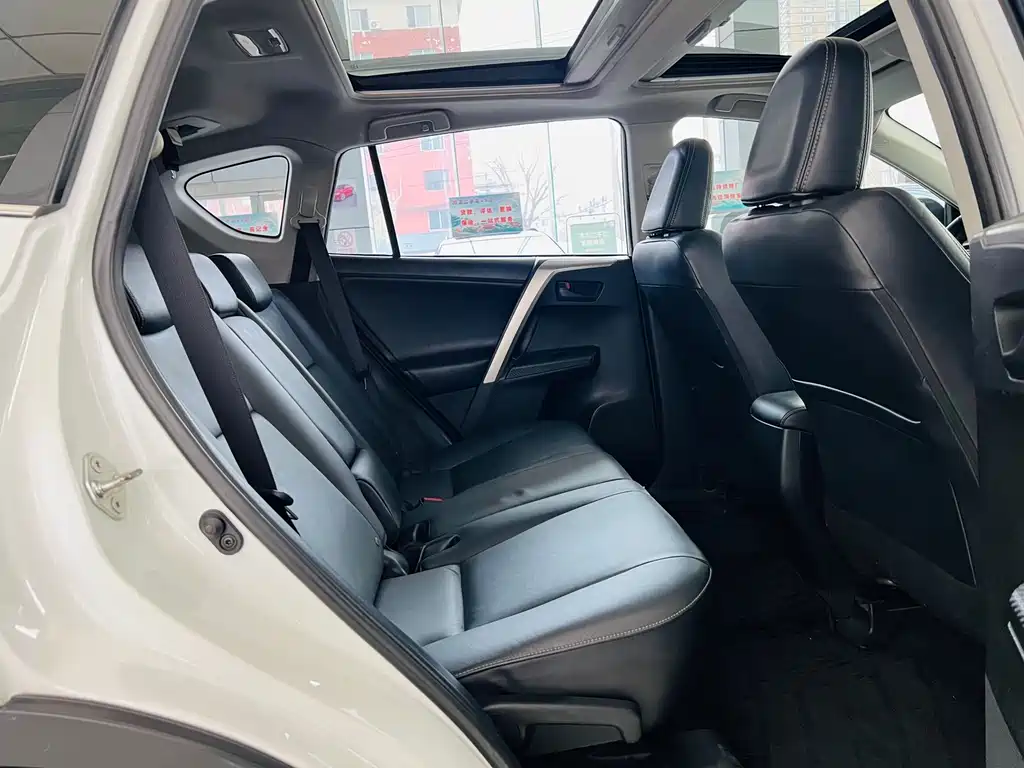 Toyota RAV4 2016 — фото 19