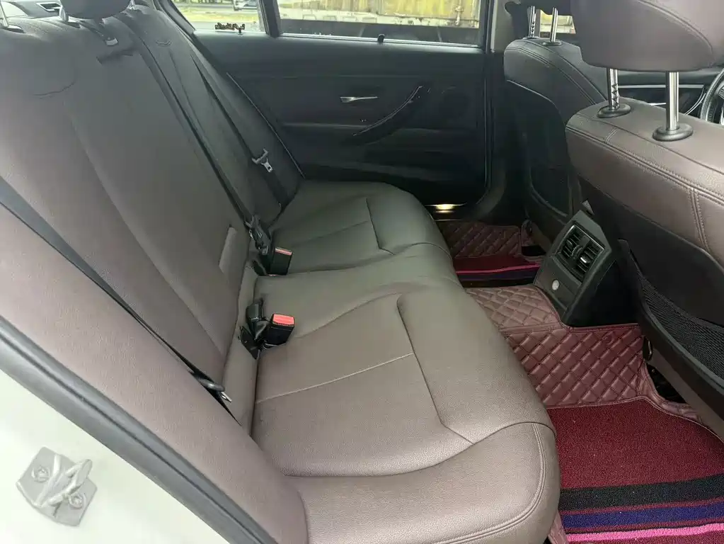 BMW 3 Series 2018 — фото 13