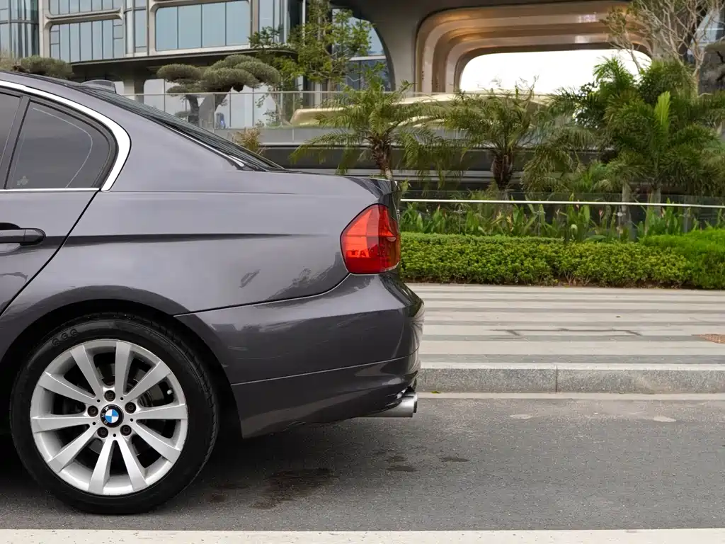 BMW 3 Series 2009 — фото 23