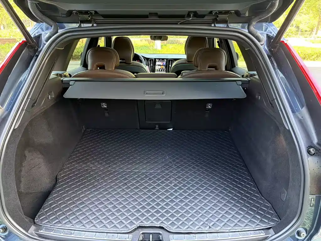 Volvo XC60 2022 — фото 24