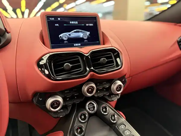 Aston Martin V8 Vantage 2022