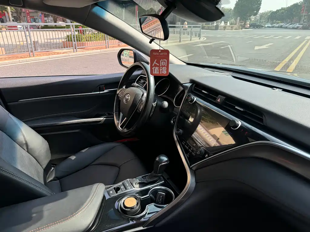 Toyota Camry 2019 — фото 10