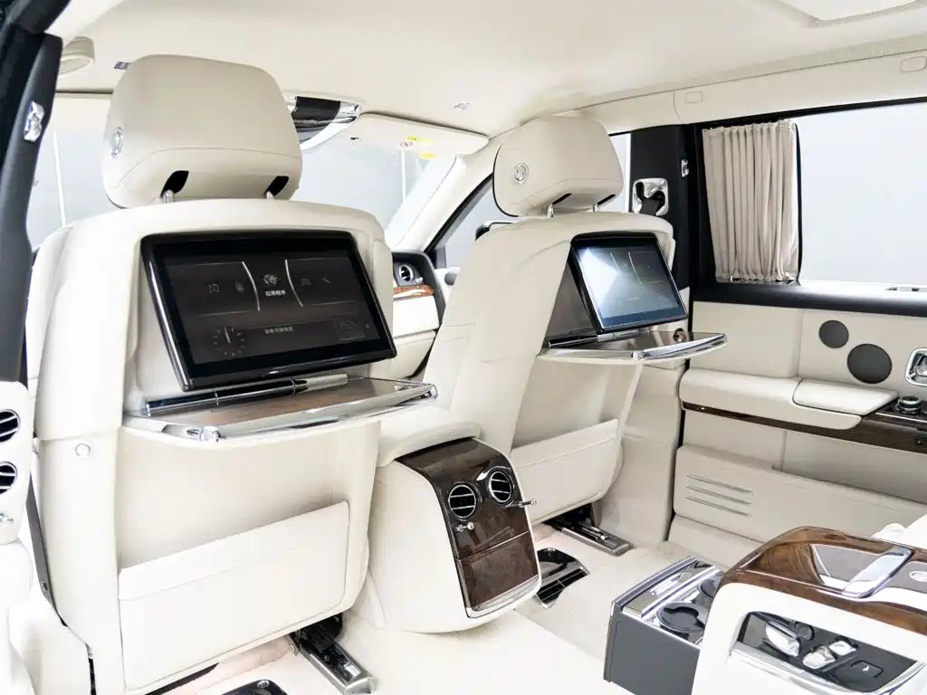 Rolls-Royce Phantom 2018 — фото 20
