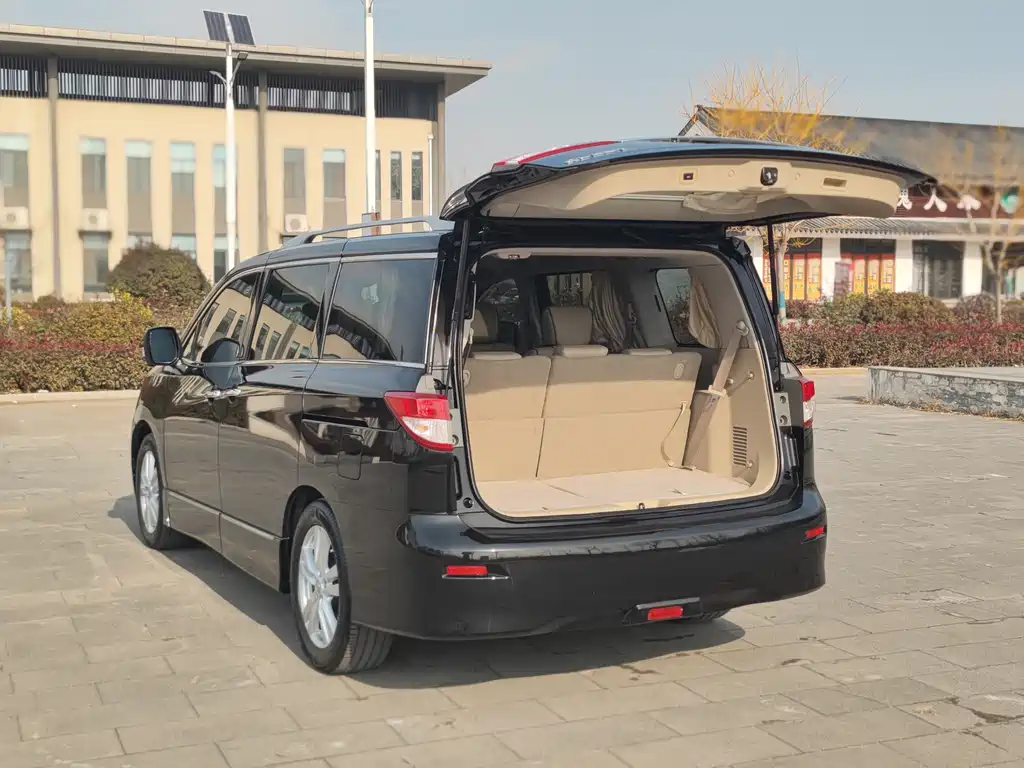 Nissan Quest 2015 — фото 9