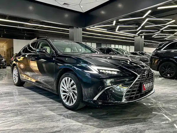 Lexus ES 2025