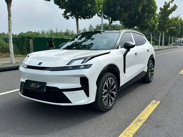 Lynk & Co 08 EM-P 2025
