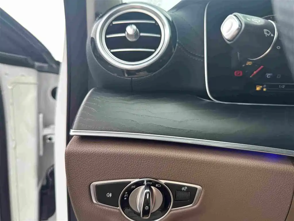 Mercedes-Benz E-Class 2018 — фото 16