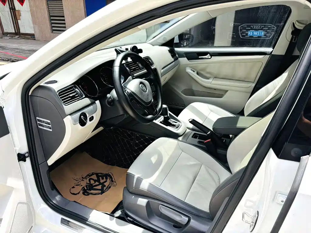 Volkswagen Sagitar 2015