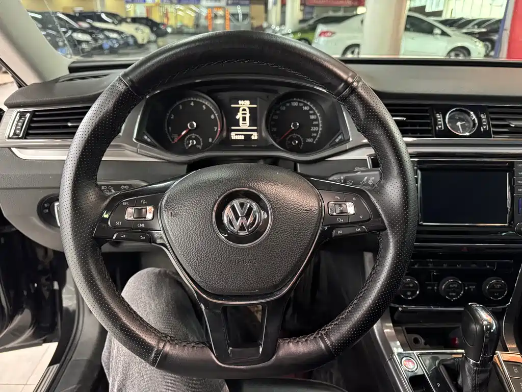 Volkswagen Passat 2018 — фото 15