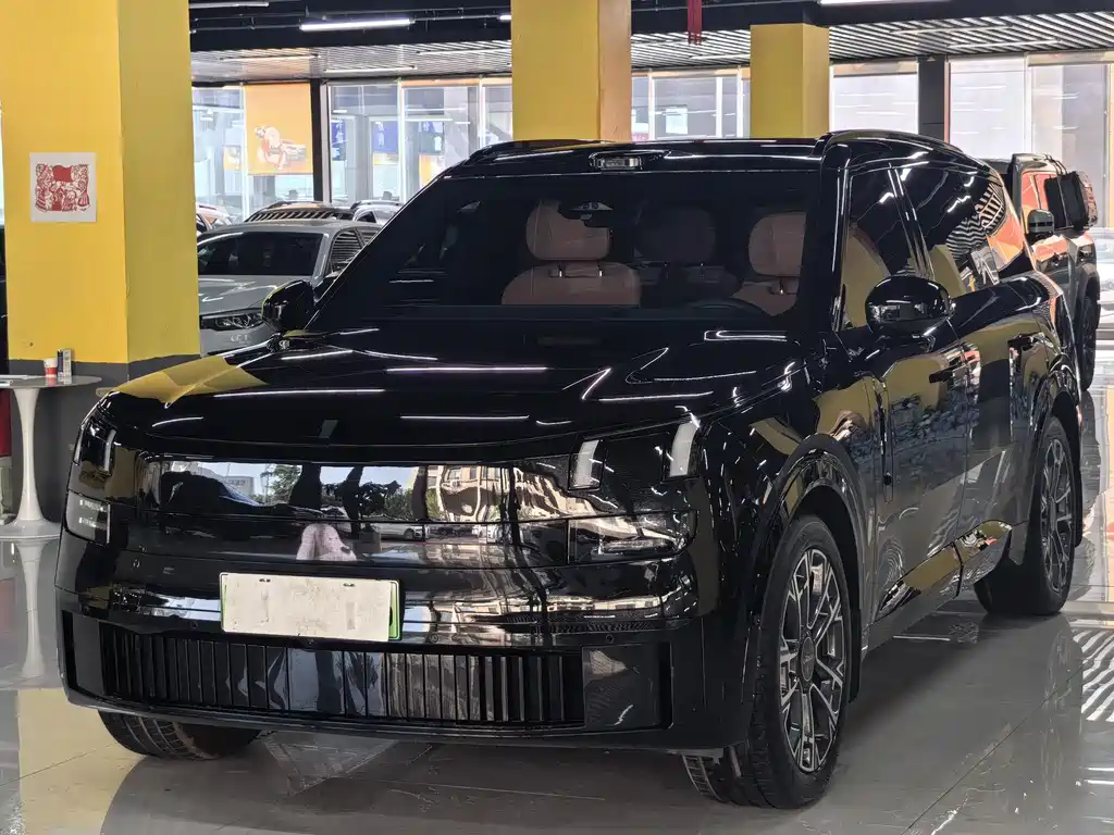 Lynk & Co 900 2025
