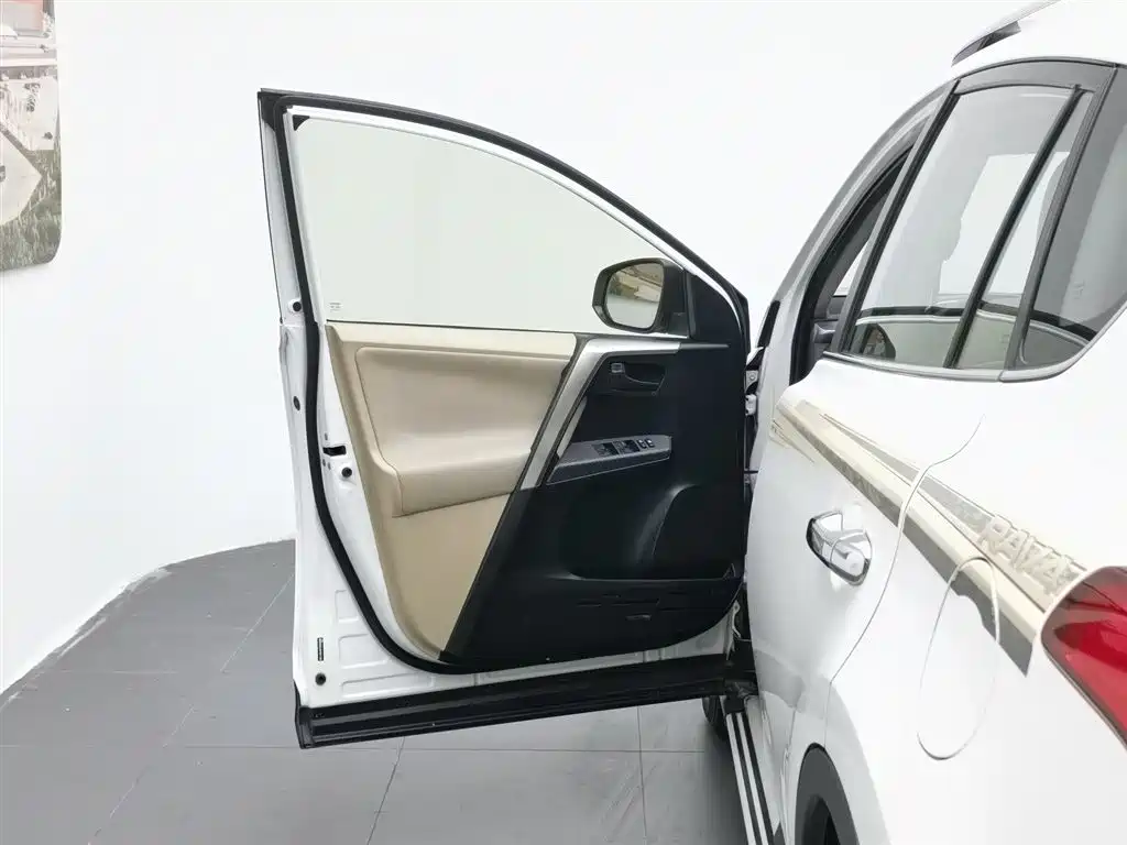 Toyota RAV4 2015 — фото 8