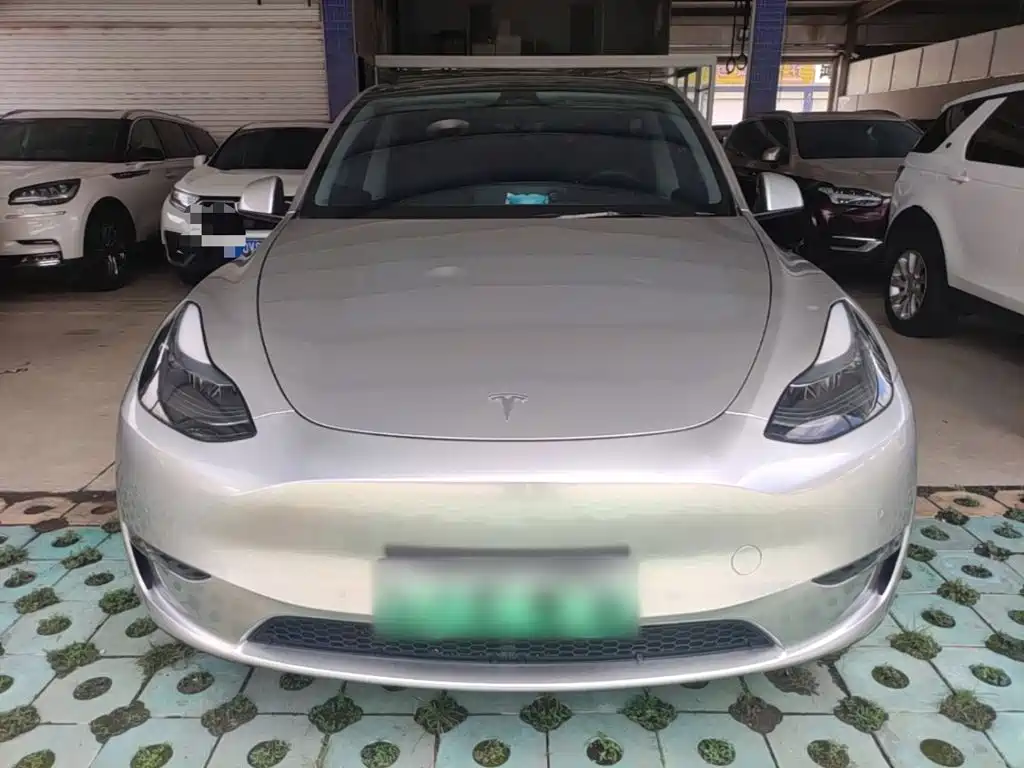 Tesla Model Y 2024