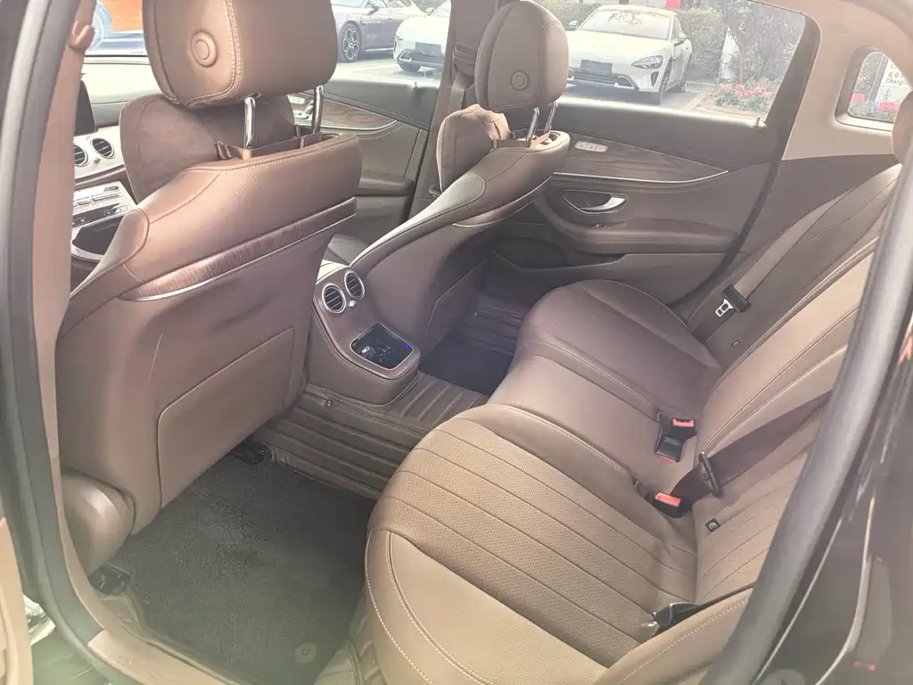 Mercedes-Benz E-Class 2023 — фото 10