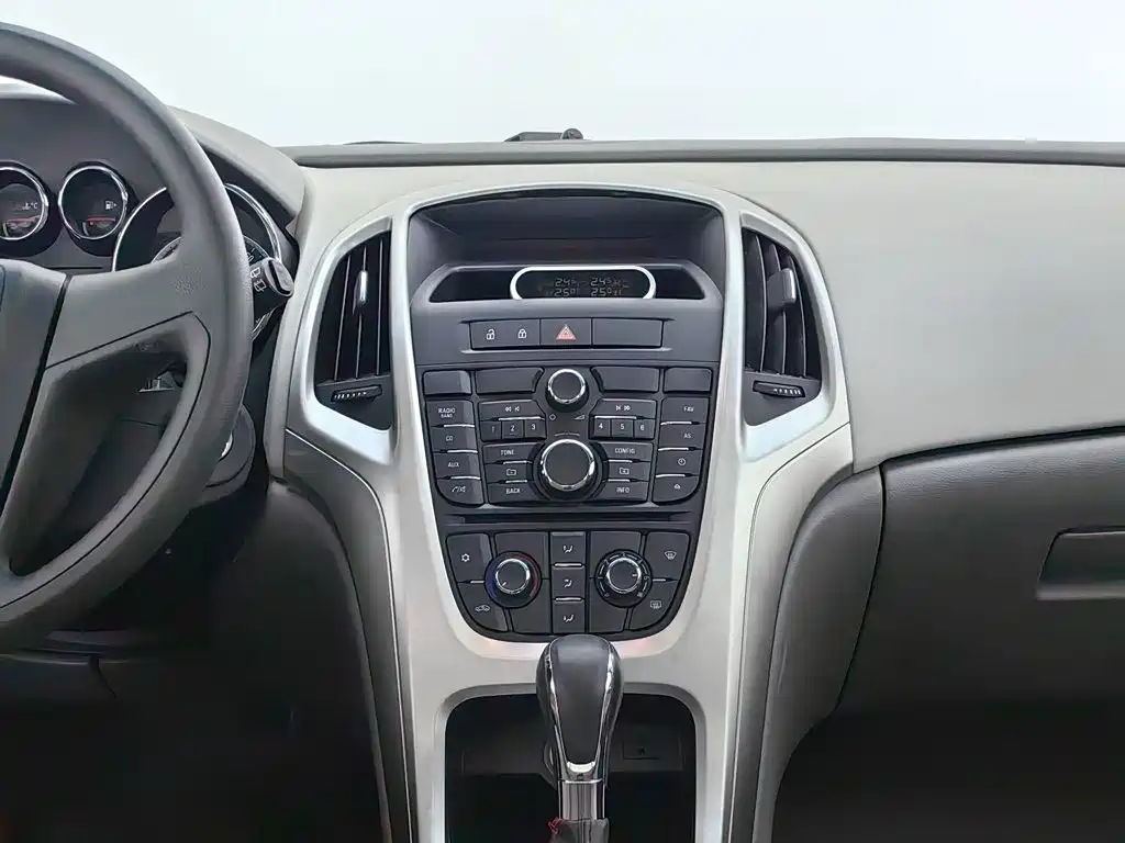 Buick Excelle 2012 — фото 12