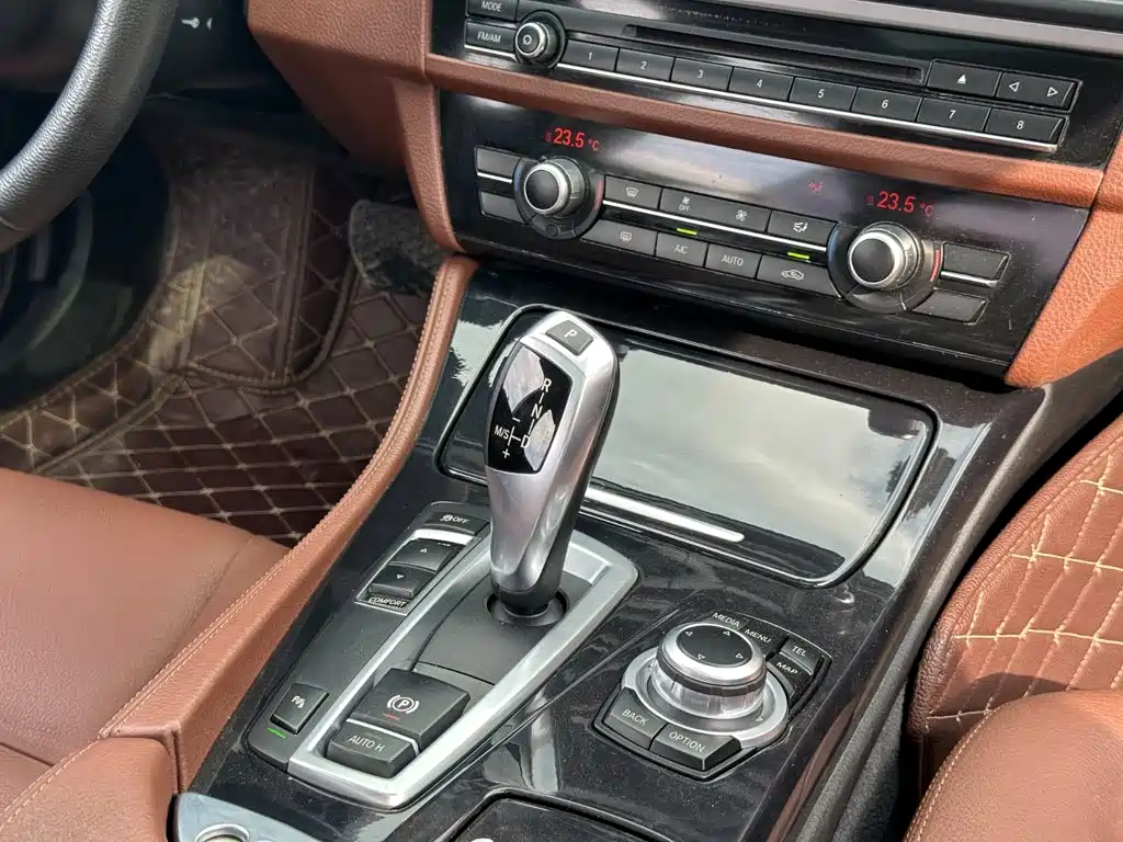 BMW 5 Series 2017 — фото 11