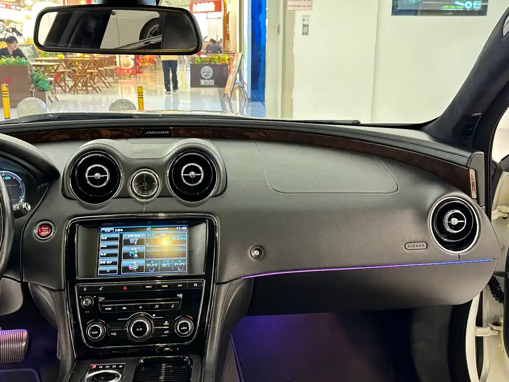 Jaguar XJ 2016 — фото 18