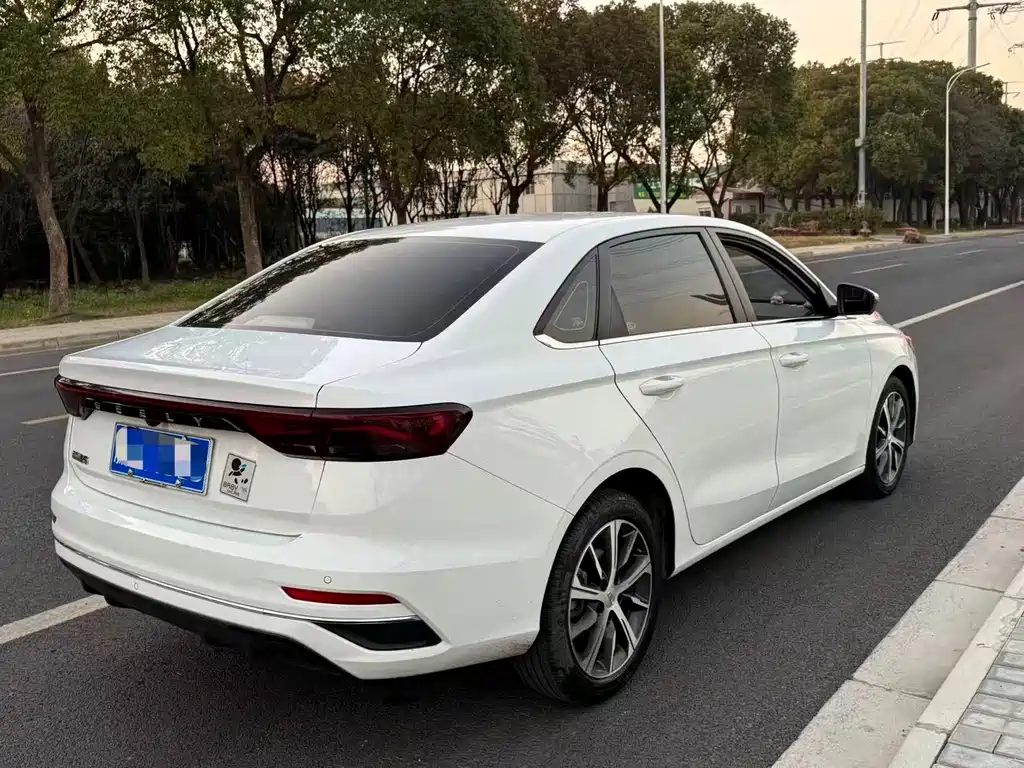 Geely Emgrand 2023