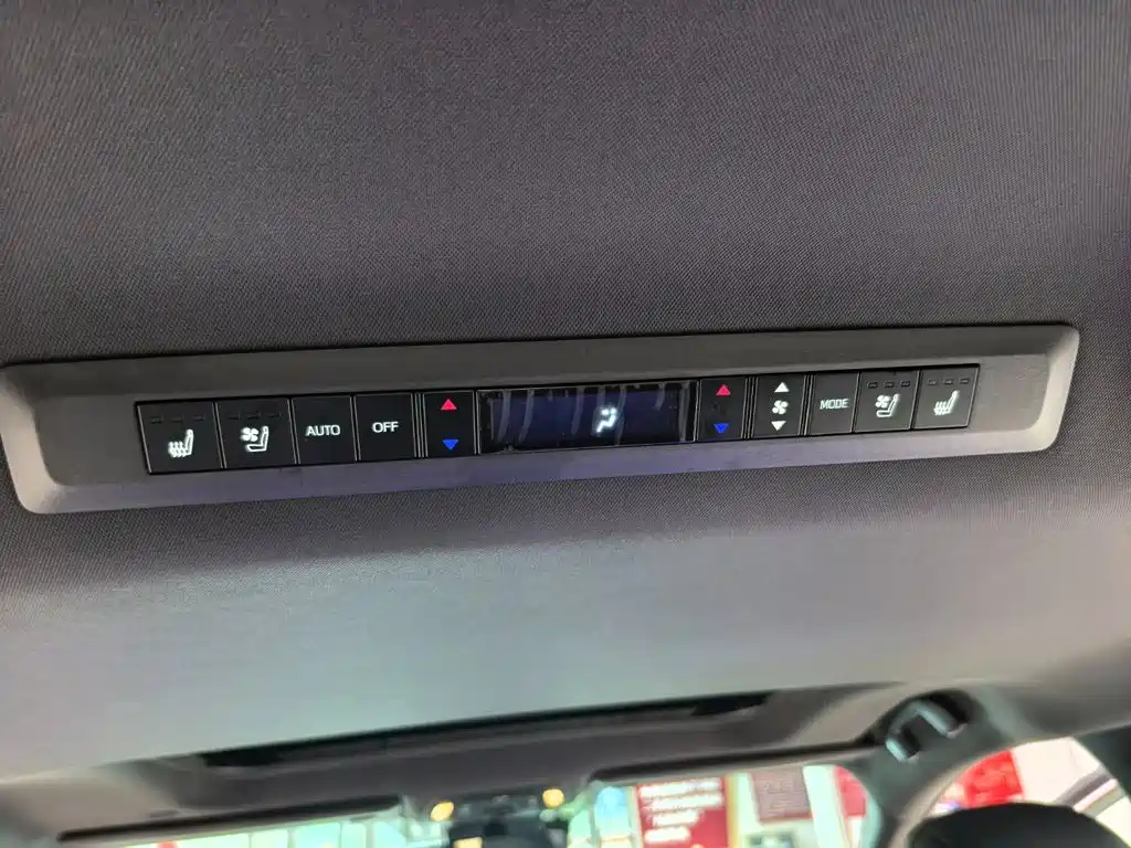 Toyota Sienna 2023 — фото 18