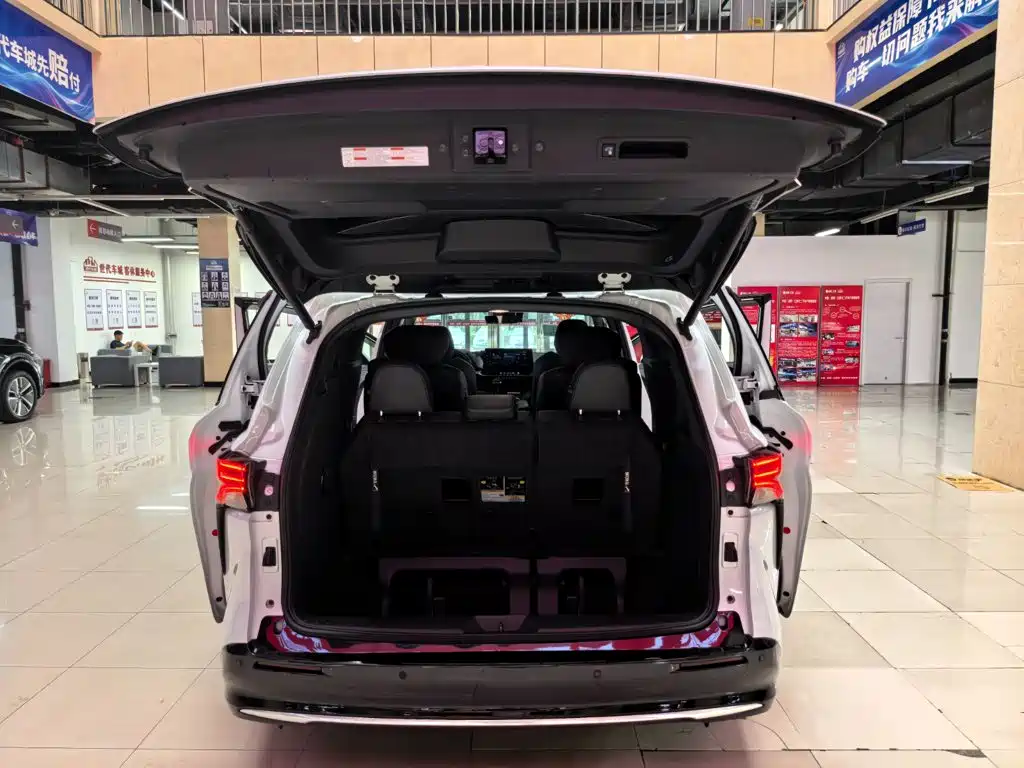 Toyota Sienna 2023 — фото 19