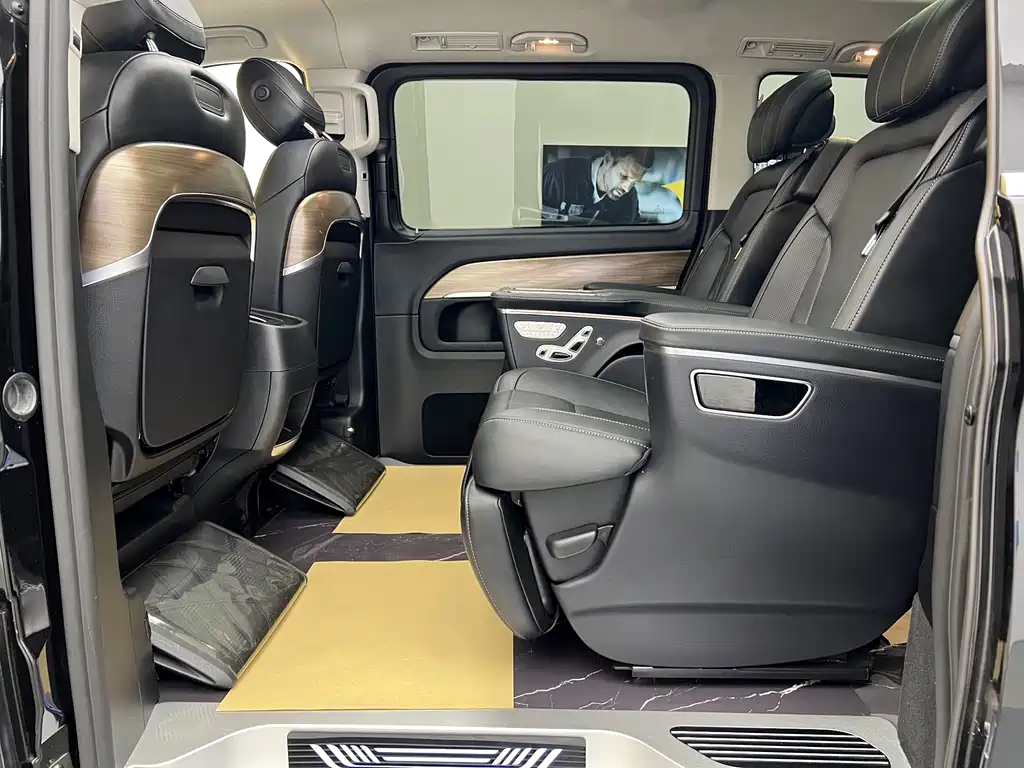 Mercedes-Benz V-Class 2023 — фото 8