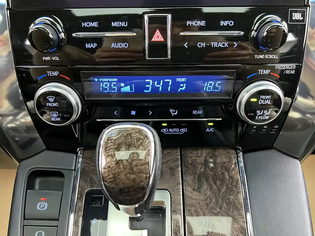 Toyota Alphard 2020 — фото 21