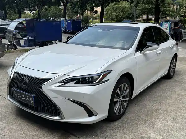 Lexus ES 2020