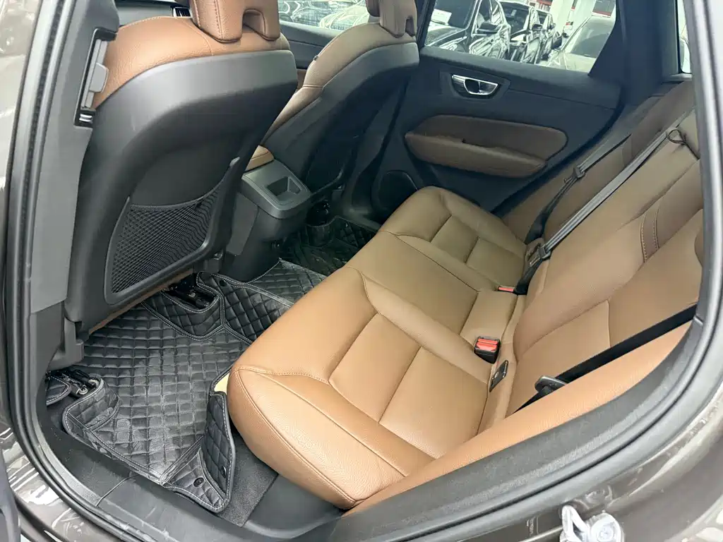 Volvo XC60 2025 — фото 12