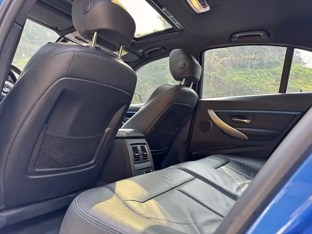 BMW 3 Series 2019 — фото 18