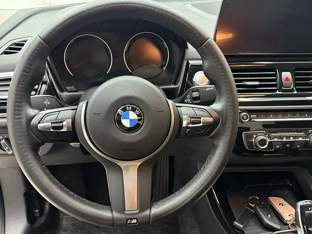 BMW 1 Series 2022 — фото 10