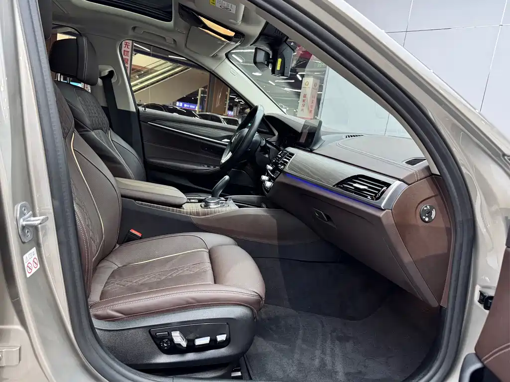 BMW 5 Series New Energy 2019 — фото 19